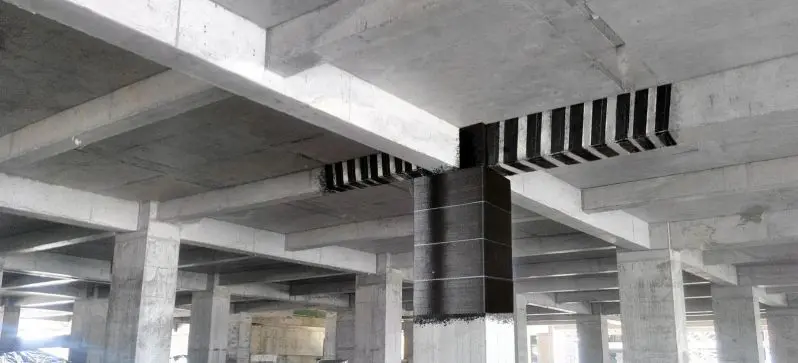 Reforço estrutural de uma viga com elementos de fibra de carbono